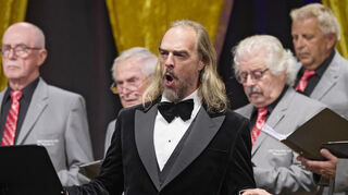 Bariton Thomas Johannes Mayer hat besondere Aktzente beim Sängerlust-Konzert in Bürstadt gesetzt.