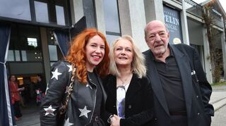 Ralph und Laura Siegel zeigen sich zusammen mit Sängerin Nicole (Mitte), die 1982 mit Siegels Lied «Ein bisschen Frieden» den Grand Prix Eurovision de la Chanson gewann. (Archivbild)
