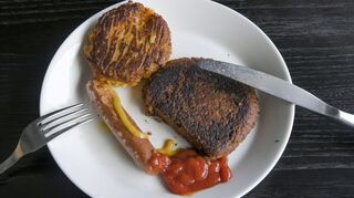 Diese Bouletten und Würstchen sehen aus wie echtes Fleisch, sind aber aus pflanzlichen Ersatzprodukten hergestellt. (Archivbild)