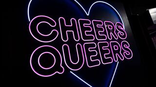 Im Club «SchwuZ» in Berlin-Neukölln steht in leuchtenden Buchstaben «Cheers Queers». (Archivbild)