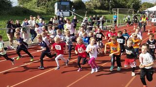 Die Sechs- und Siebenjährigen legten sich beim Bambini-Lauf mächtig ins Zeug.