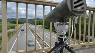 Eine Monocam zur Aufzeichnung von Handysündern am Steuer steht auf einer Brücke über der A602 bei Kenn. Die Technik soll auch im Bereich des Polizeipräsidiums Ludwigshafen eingesetzt werden.