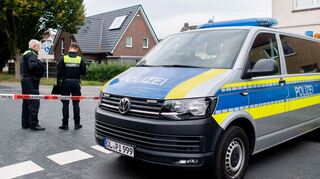 Nach der Gewalttat mit vier Toten in Oldenburg hat die Polizei Spuren gesichert.