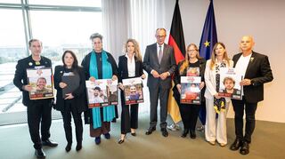 Bundeskanzler Merz empfing Angehörige deutscher Hamas-Geiseln sehr früh am morgen.
