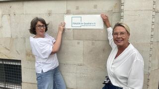 Vorsitzende Ute Münch (l.) und ihre Vize Astrid Teigesser bringen am Domizil in der Renzstraße 1 das neue (vom Registergericht genehmigte) Logo des Vereins Frauen im Quadrat an.
