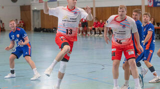 TVG-Spieler Niklas Fries (am Ball), hier gegen die HSG Bachgau, erlitt gegen Arheilgen eine Sprunggelenksverletzung.