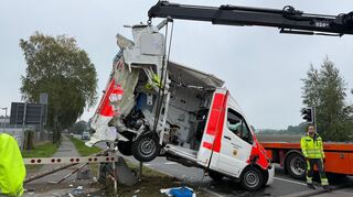 Der Rettungswagen wurde von der Unfallstelle geborgen.