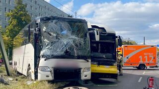 Ein Reisebus und eine Tram stoßen nahe dem Alexanderplatz zusammen.