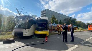 Ein Reisebus und eine Tram stoßen nahe dem Alexanderplatz zusammen, der Busfahrer wird schwer verletzt.