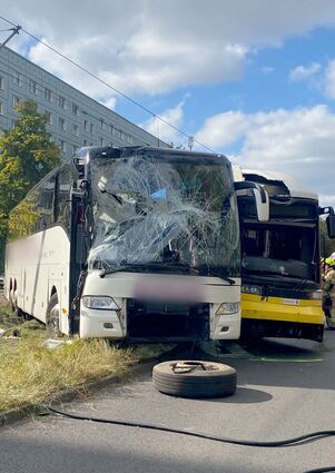 Der Fahrer eines Reisebusses wird bei einem Zusammenstoß mit einer Tram nahe dem Alexanderplatz schwer verletzt.
