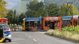 Nach einem Zusammenstoß mit einem Reisebus entgleist eine Tram.