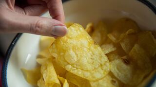 Chips gehören zu den beliebtesten Snacks bei Verbrauchern in Deutschland - manche essen sie auch im Bett. (Archivfoto)