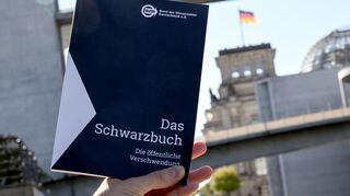 Im Schwarzbuch listet der Bund der Steuerzahler jedes Jahr Beispiele auf, wo aus seiner Sicht Steuergelder verschwendet wurden - und kritisiert unter anderem die Ausgaben des Bundestags.