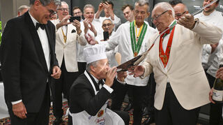 Niederknien zum Löffeltrunk: v. l. Gabriel Clemens, Harold Kreis, Chuchi-Chef Hermann Enning (mit grüner Kette) und Großlöffelmeister Hans-Peter Maichle bei der Verleihung der „Mannheimer Kochschürze“ im MVV Casino.