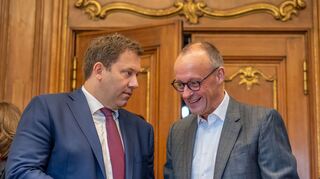 Heller Anzug, keine Krawatte: Der Kanzler überrascht bei der Kabinettsklausur mit neuem Outfit.