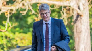 Schockmoment bei der Klausur: Der Verkehrsminister muss ins Krankenhaus.