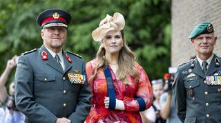 König Willem-Alexander der Niederlande und seine Tochter Prinzessin Amalia treffen auf dem Paradeplatz der Prinz-Bernhard-Kaserne in Amersfoort ein.