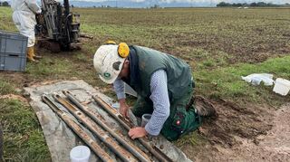 Bodenuntersuchungen auf dem Gelände des geplanten Umspannwerks Mannheim-Ost in Heddesheim: Proben werden aus der Sonde genommen.