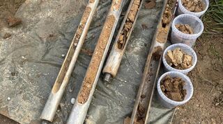 Bodenuntersuchungen auf dem Gelände des geplanten Umspannwerks Mannheim-Ost in Heddesheim: Bohrkerne und Eimer mit Proben.