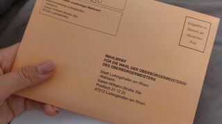 Solche Briefwahlumschläge haben knapp 20.000 Ludwigshafener vor der OB-Stichwahl erhalten. Teilweise ohne Stimmzettel darin.