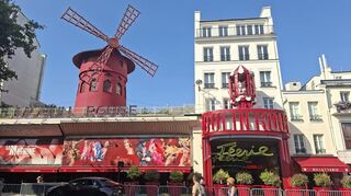 Im vergangenen Jahr verlor das Moulin Rouge ein Rad seiner Windmühle. Nun ist die Pariser Institution wieder komplett.