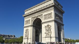 Ungeachtet der Zeitläufe steht er da wie immer: der Arc de Triomphe.
