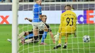 Harry Kane (am Boden) trifft nach einer feinen Einzelaktion zum 4:0.