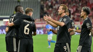 Auch Harry Kane (M) gratuliert Nicolas Jackson (l) zu seinem Premierentreffer.