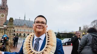 Julian Aguon, hier vor dem Sitz des Internationalen Gerichtshof in Den Haag.