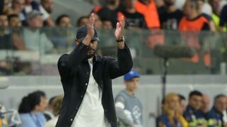 Vincent Kompany applaudiert seiner Mannschaft beim 5:1 gegen Pafos.