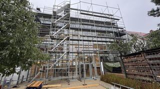 Die Fassade des Bürgerhauses ist wegen Arbeiten am Dach eingerüstet. Das Fensterband im First des Daches soll durch Ziegel und Holz ersetzt werden, weil es immer wieder Undichtigkeiten gab.
