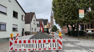 Bauarbeiten in der Beindstraße in Heddesheim: Der Kanal wird ausgetauscht, der Belag erneuert, die Straße teilweise neu geordnet.