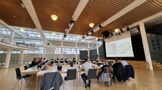 Der Heddesheimer Gemeinderat tagt ausnahmsweise im großen Saal des Bürgerhauses, weil der Sitzungssaal unterm Dach wegen Bauarbeiten am Dach gesperrt ist.