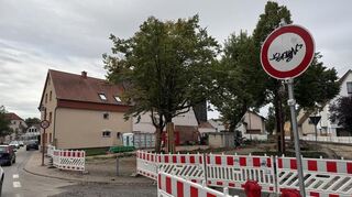 Baustelle in der Lissenstraße, die Kreuzung wird neu gestaltet, auf der Grünfläche im Hintergrund entstehen Parkplätze.