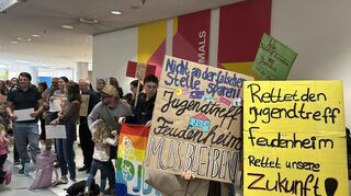 Vor der Gemeinderatssitzung protestieren Bürgerinnen und Bürger gegen die Sparpläne. Das Aus für den Jugendtreff Feudenheim nahm die Verwaltung zurück.