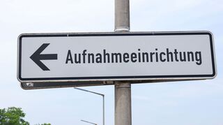 Zuerst werden die Asylbewerber in den Erstaufnahmeeinrichtungen der Länder untergebracht. (Symbolbild)