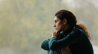 Der Herbstblues: Eine depressive Verstimmung, die oft mit Müdigkeit, Antriebslosigkeit oder schlechter Laune einhergeht.