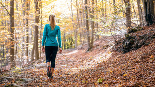 Die besten Anti-Herbstblues-Tipps: Raus an die frische Luft, Sonnenlicht tanken und bewegen.