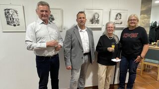 Künstlerin Ilse Venmans (2.v.r.) stellt ihre Werke in der Scheunengalerie aus. Unser Bild zeigt sie zusammen mit Bernd Gerstner (v.l.), Achim Weitz und Petra Fuchs.