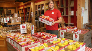 Johannes Jäck im Hofladen des Obsthofes Jäck in Schriesheim. In den Laden wurde im Frühsommer 2024 eingebrochen. Jetzt hatten es Diebe auf das Hofcafé abgesehen.