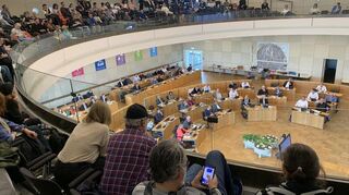 Viele der Protestierenden verfolgen die Sitzung des Gemeinderats auf der Empore.