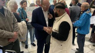 Oberbürgermeister Christian Specht wird vor dem Ratssaal von einem Influencer befragt, der "Azad _Maximum" nennt.