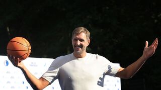 Dirk Nowitzki spielte mit den Kindern Basketball.