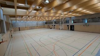 Die architektonisch einzigartige Dreifeldsporthalle steht für den Betrieb fast bereit.