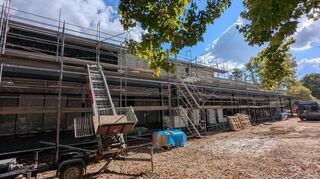 Innen fast fertig, aber von außen noch eine Großbaustelle: die neue Sporthalle der IGMH.