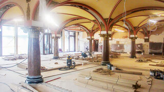 Die Arbeiten zur Sanierung der Stadthalle gehen auf die Zielgerade: Im Meriansaal wird das neue Parkett verlegt.