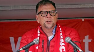 Thomas Hahl, Chef der Mannheimer IG Metall (hier bei einer Warnstreik-Veranstaltung), sieht die Folgen für das Mannheimer ZF Wabco-Werk kritisch.