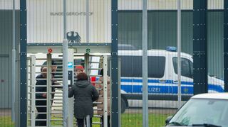Die Bundesanwaltschaft will Haftbefehle beantragen. Ab dem Vormittag sollen die drei Festgenommenen beim Ermittlungsrichter des Bundesgerichtshofs vorgeführt werden.