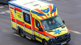 Nach dem Unfall in Heidelberg zwischen einer Fahrradfahrerin und einem Rollstuhlfahrer musste die 47-jährige Radfahrerin in ein Krankenhaus gebracht werden.