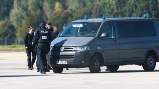 Die Männer wurden zur Haftvorführung nach Karlsruhe gebracht.